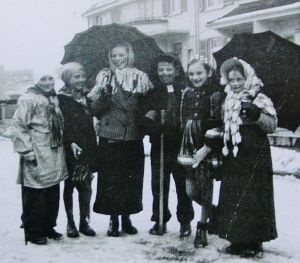 Bild 16 - Kinderfasnacht 1946 in Basel (dritter von links ist der Verfasser)
